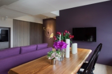 沙发背景墙港式时尚紫色客厅背景墙设计图