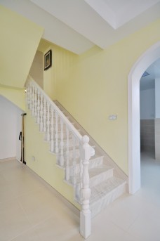 楼梯设计简约室内楼梯黄色背景墙设计图