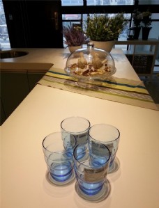 现代简约室内桌子杯子设计图
