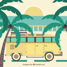 日落背景下的棕榈树和黄色巴士