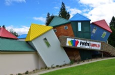 创意彩色铅笔造型倾斜三角形屋顶建筑
